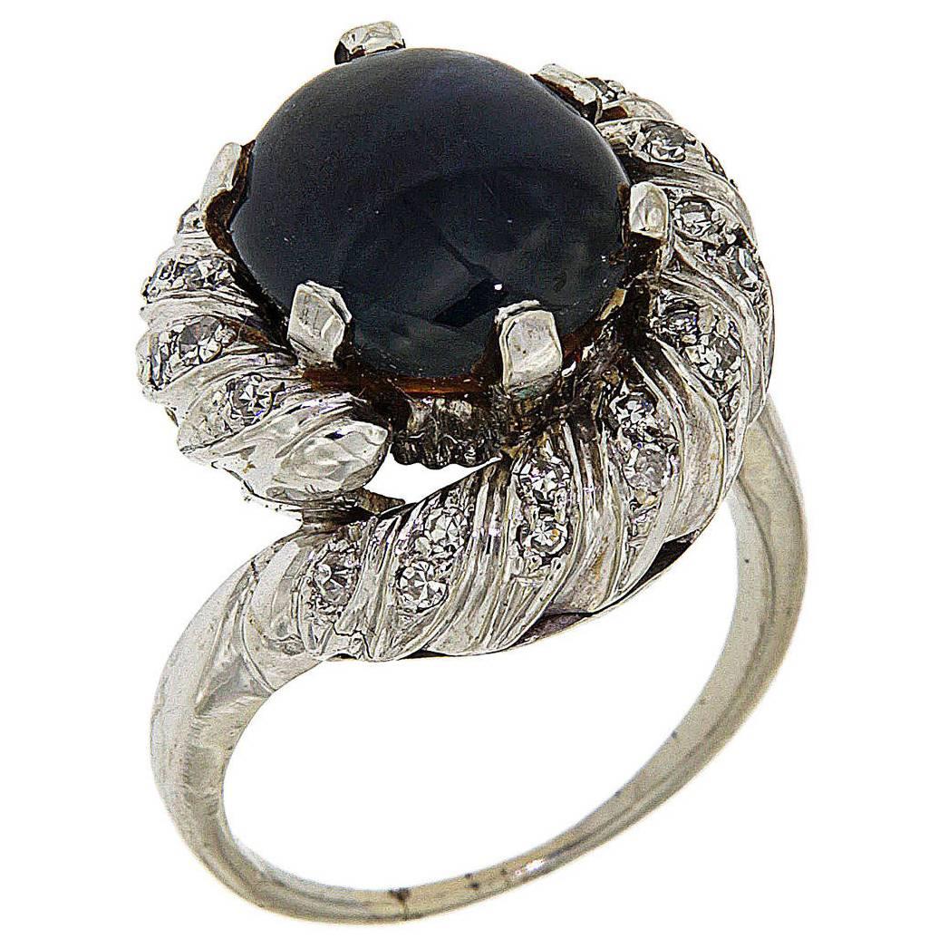 Antique 1950s Cabochon Blue Sapphire Diamonds White 18 Carat Gold Ring For Sale