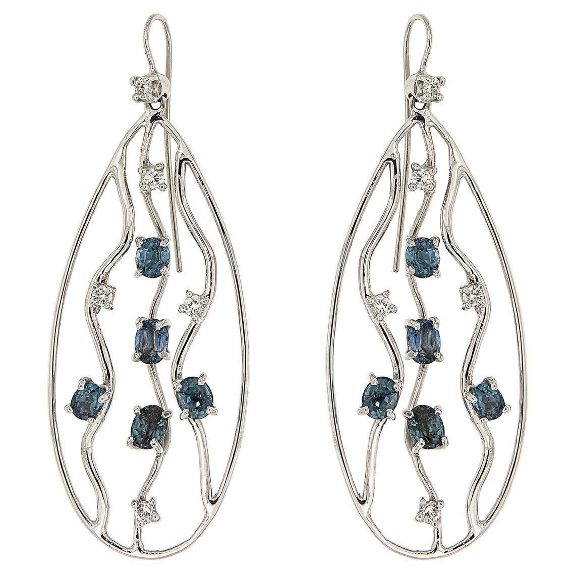 Boucles d'oreilles pendantes en or blanc 18 carats avec diamants et saphirs bleus, fabriquées en Italie en vente