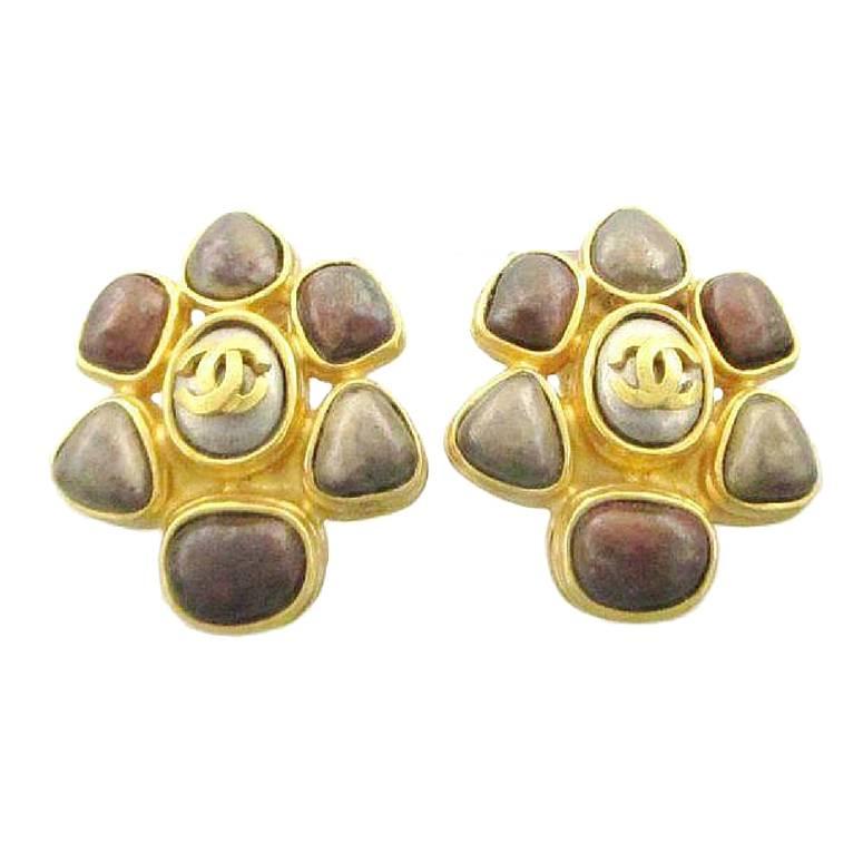 Vintage CHANEL marble brown and taupe color gripoix stone flower earrings.  For Sale