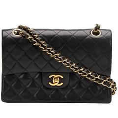 1980er Chanel Schwarze klassische Vintage-Doppelklappentasche aus gestepptem Lammfell
