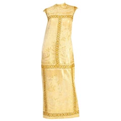 Asiatisches Kleid aus goldenem Lamé-Brokat mit asiatischem Druck, 1960er Jahre 