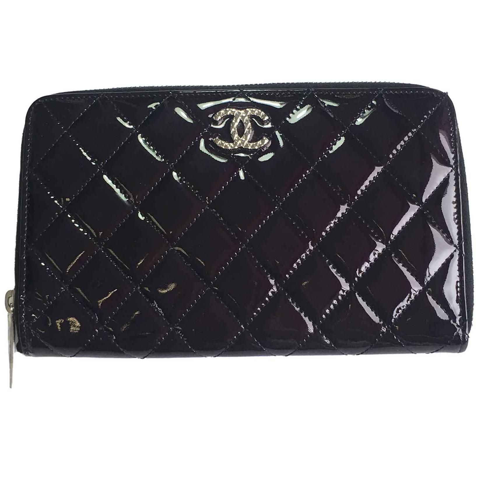 CHANEL Zipped Wallet in Quilted Black Patent Leather