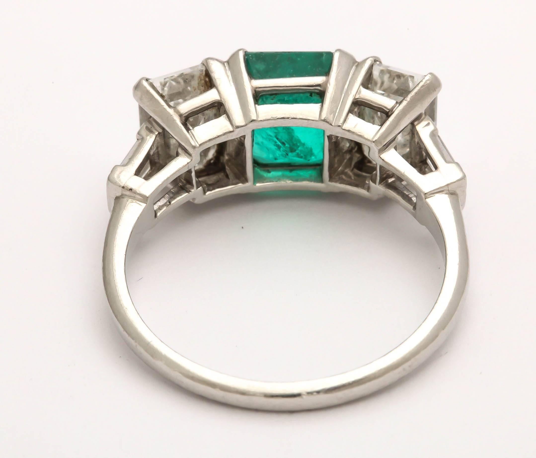 Art Deco Emerald and Diamond Ring In Good Condition In New York, NY