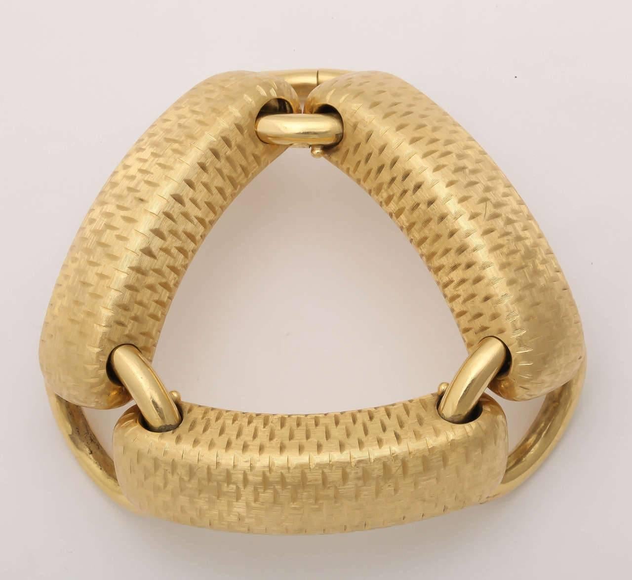 Italian 18-Karat Gold Retro Bracelet with Hand-Cut Design For Sale 1