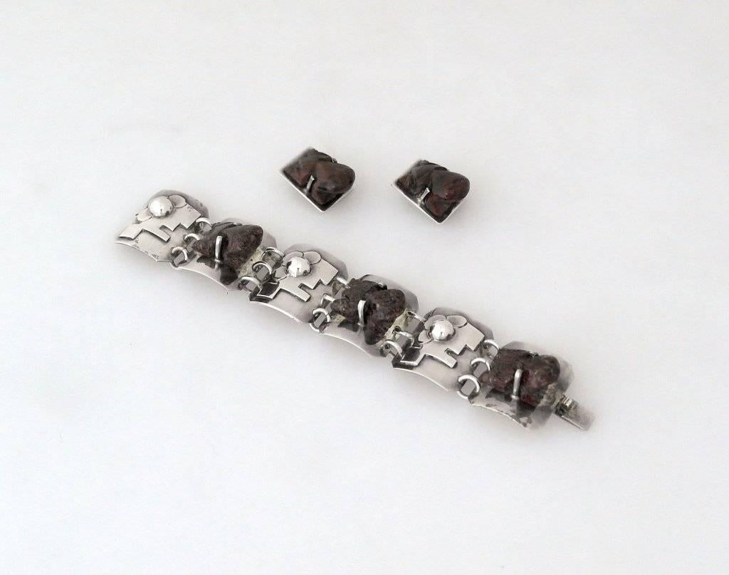 Being offered is a circa 1965 sterling silver bracelet & earrings by Carmen Beckmann of San Miguel de Allende, Mexico, entirely handmade set with native stone (jasper?) carved in the shape of frogs, prong set to each link; applied silver lily