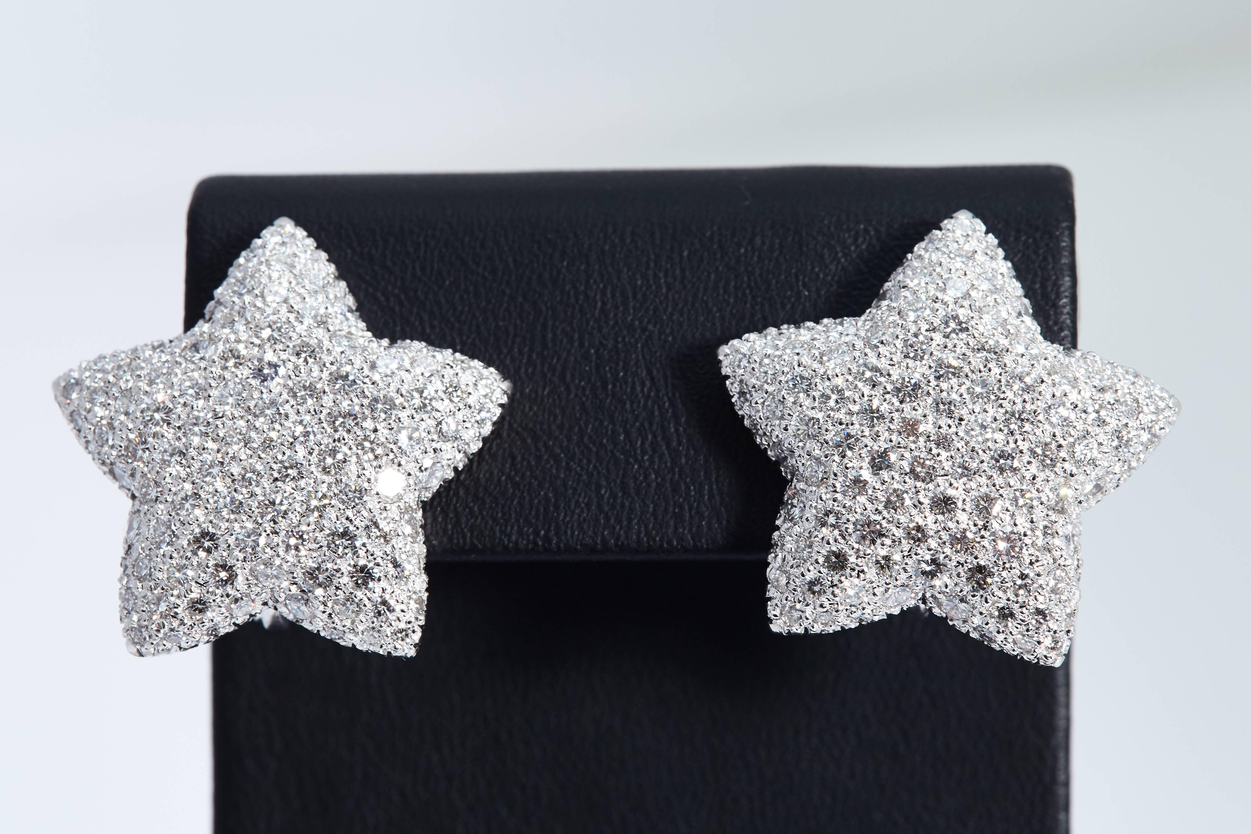 200 Diamonds White Gold Five Point Star Earrings In New Condition For Sale In New York, NY