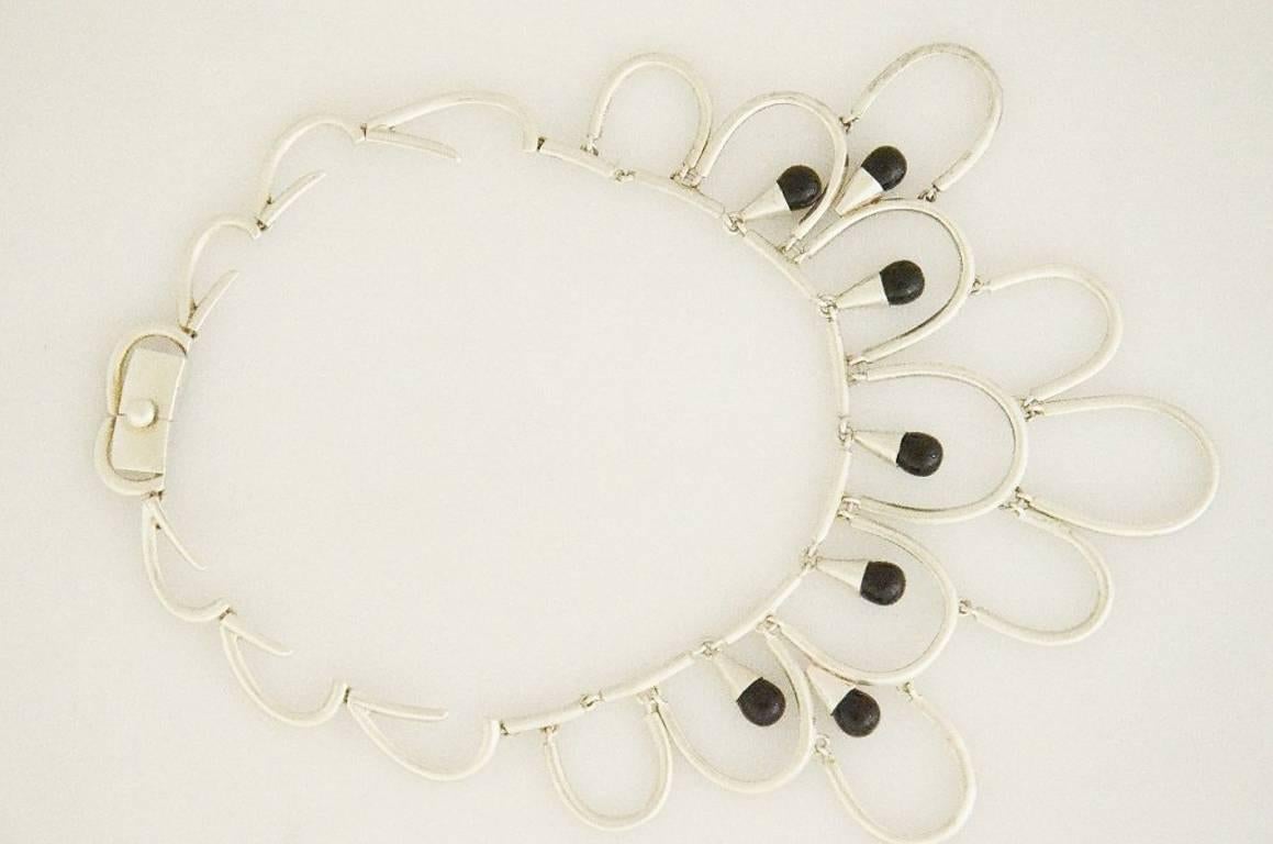 Being offered is a circa 1960 sterling silver and onyx necklace by Antonio Pineda, of Taxco Mexico.
