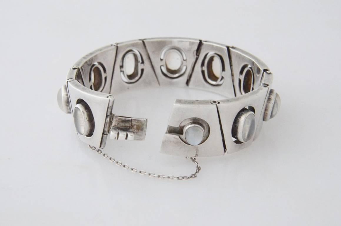 Being offered is a circa 1960 sterling silver and moonstone bracelet by Antonio Pineda of Taxco, Mexico, in an art deco motif, with 10 trapezoidal links set with moonstones. Tongue & box closure with security chain. Construction is superb.  