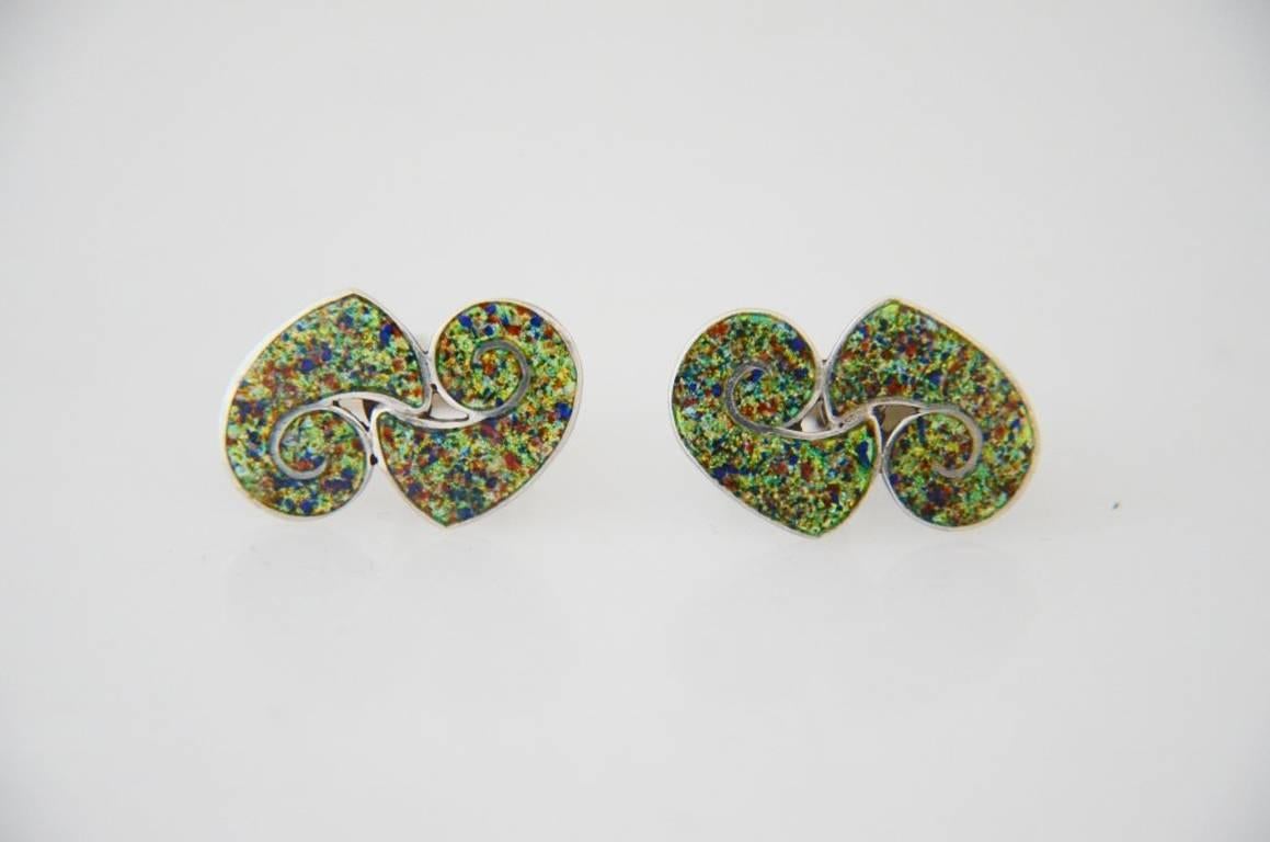 Being offered is a pair of circa 1940 sterling silver and enamel cufflinks by Margot de Taxco, of Taxco, Mexico, featuring the masterful confetti enamel technique,
