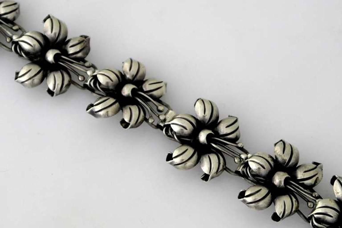 Early Taxco .980 Silver Floral Motif Link Bracelet In Excellent Condition For Sale In New York, NY