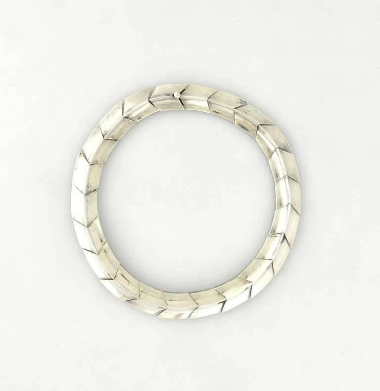 Being offered is a circa 1967 .970 silver necklace by Antonio Pineda of Taxco, Mexico; designed with a set of interlocking chevron shaped links. Dimensions: 14 1/2" long x 3/4" wide. Marked as illustrated. In excellent condition.

Stanley