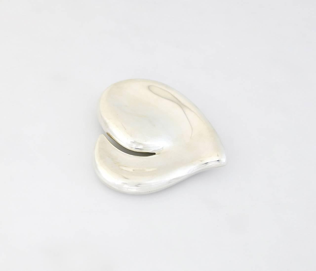 Tiffany & Co. Elsa Peretti Sterling Silver Heart Shaped Belt Buckle 1978 In Excellent Condition For Sale In New York, NY
