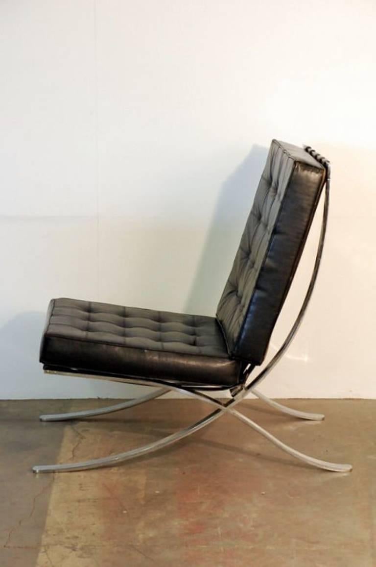 Modern Pair of Oversized French 1970s Barcelona Style Chrome and Leather Chairs For Sale