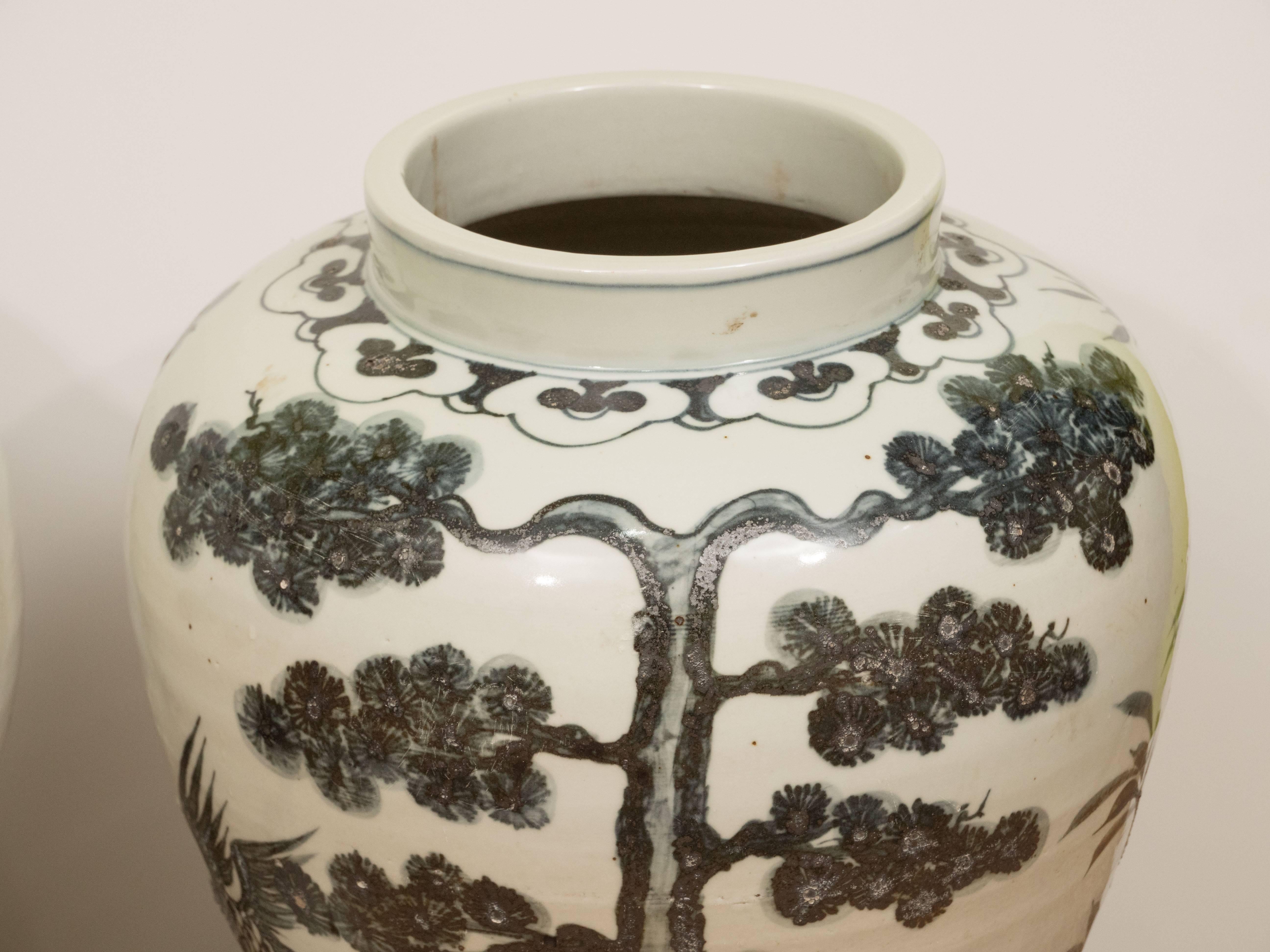 Pair of Black and White Chinese Export Jars In Excellent Condition In New York, NY