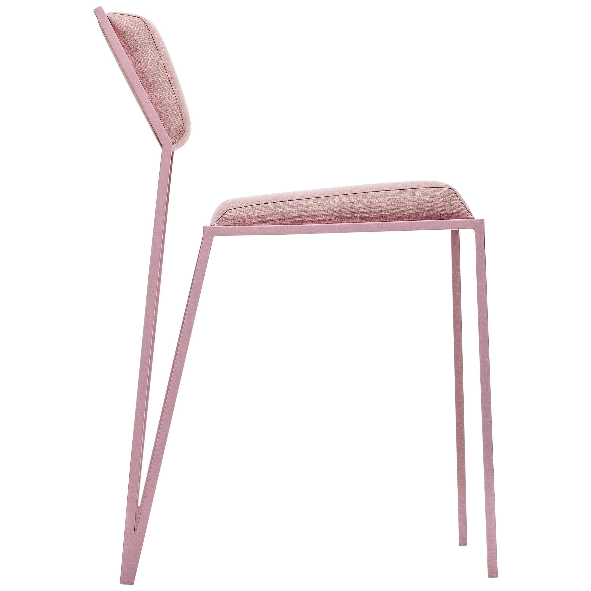 The Minimalist 'Velvet' chair was designed from clean and pure lines with the elimination of any kind of excesses so that your greater identity were the colors, in a range of 66 options chosen by the user. By its Minimalist appearance, the color of