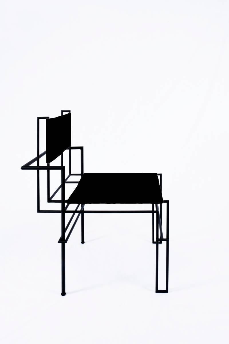 La chaise casbah de Nomade Atelier, inspirée par les photogrammes de Lazlo Moholy-Nagy, est tout en équilibre linéaire, gravité et mouvement angulaire. Une autre version de cette chaise est une structure tubulaire complexe en fer noir, avec des