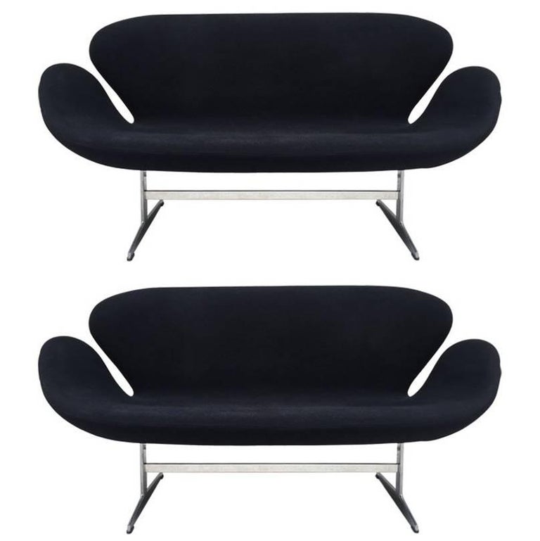 Pair Of Arne Jacobsen Swan Sofa For Fritz Hansen At 1stdibs Pair Of Arne Jacobsen Swan Sofa For Fritz Hansen