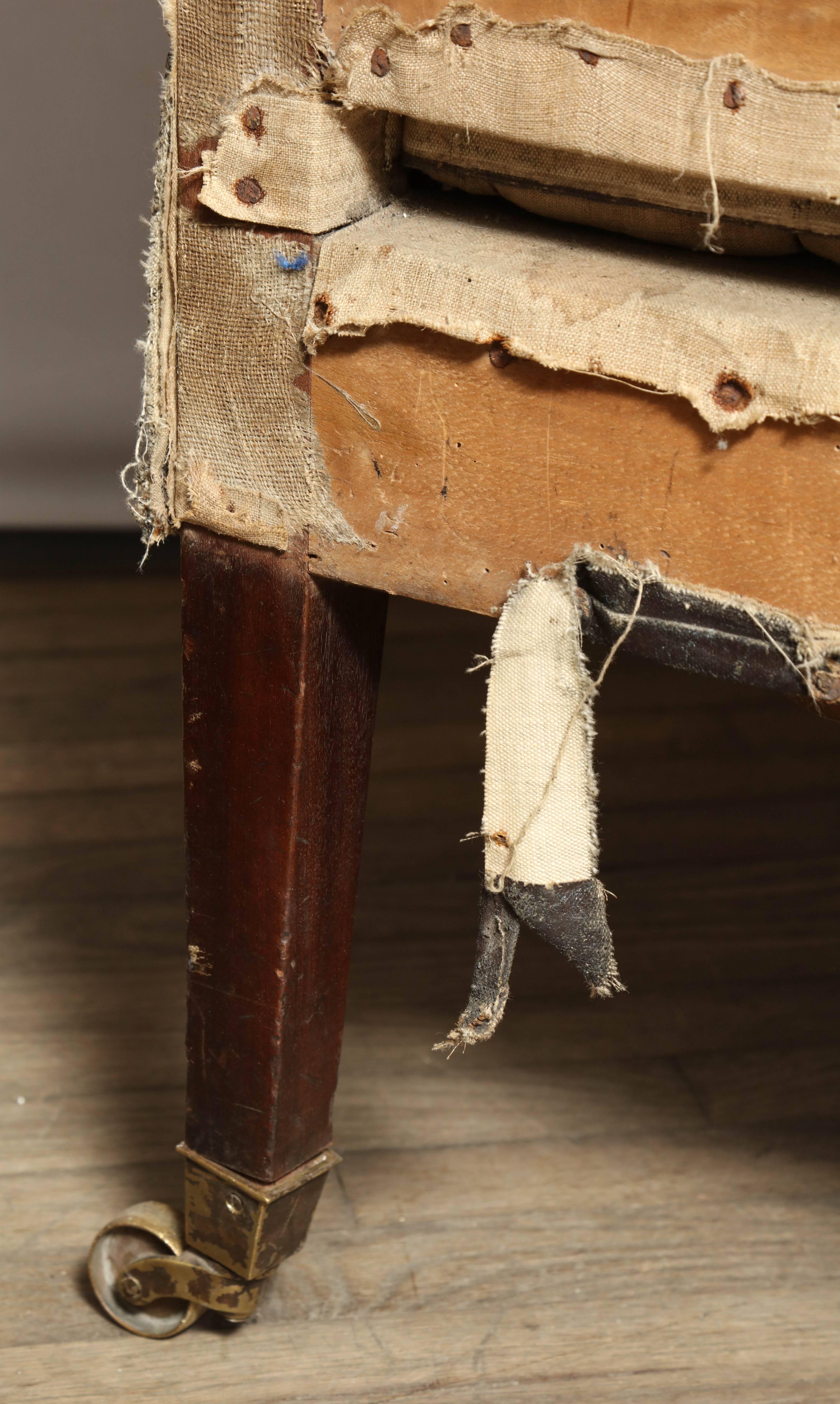 Grand fauteuil de bibliothèque anglais du XVIIIe siècle, Royaume-Uni, vers 1760.

Unique car le siège se transforme en lit d'appoint.