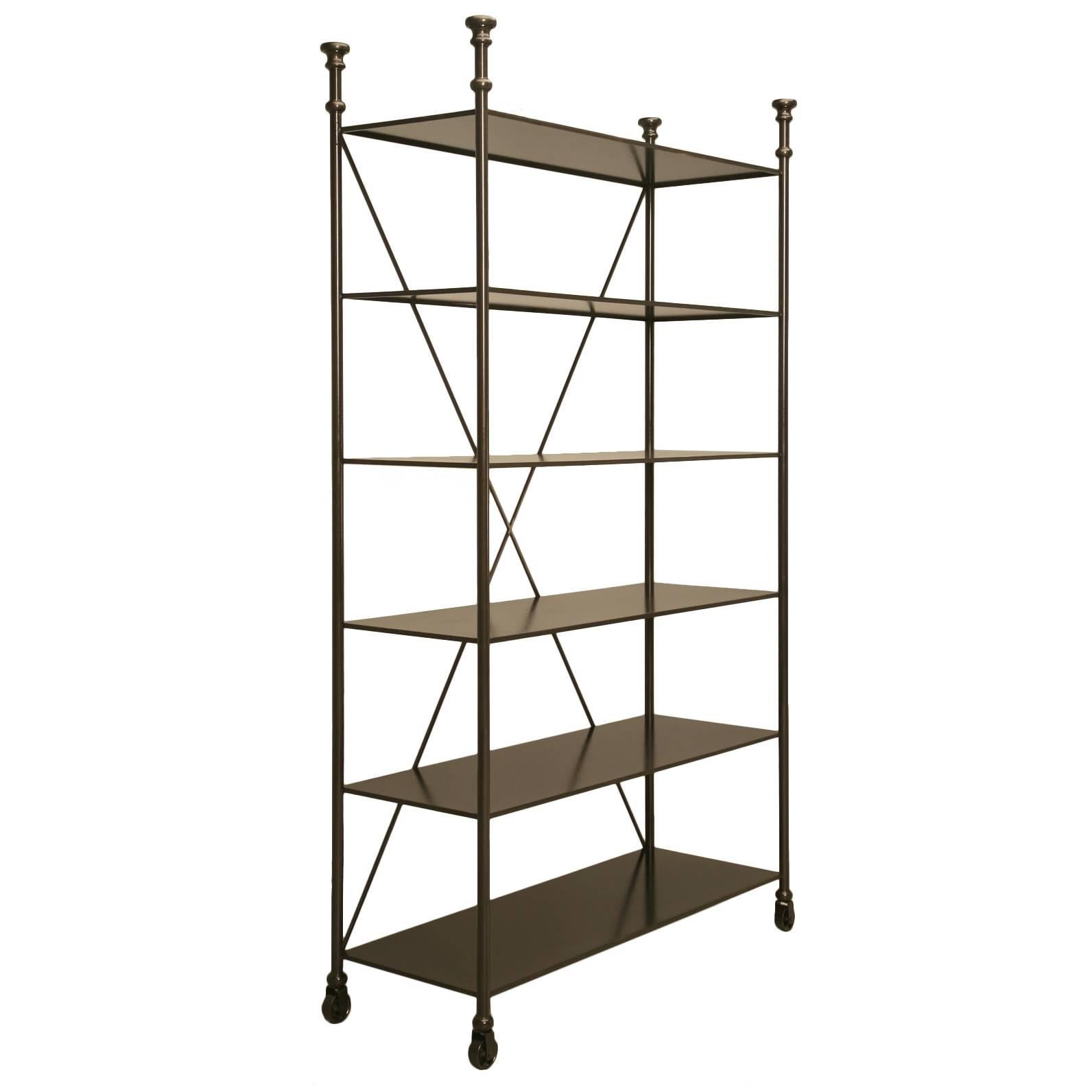 Französische Etagere im Industriestil aus Stahl und Bronze, auf Bestellung gefertigt im Angebot