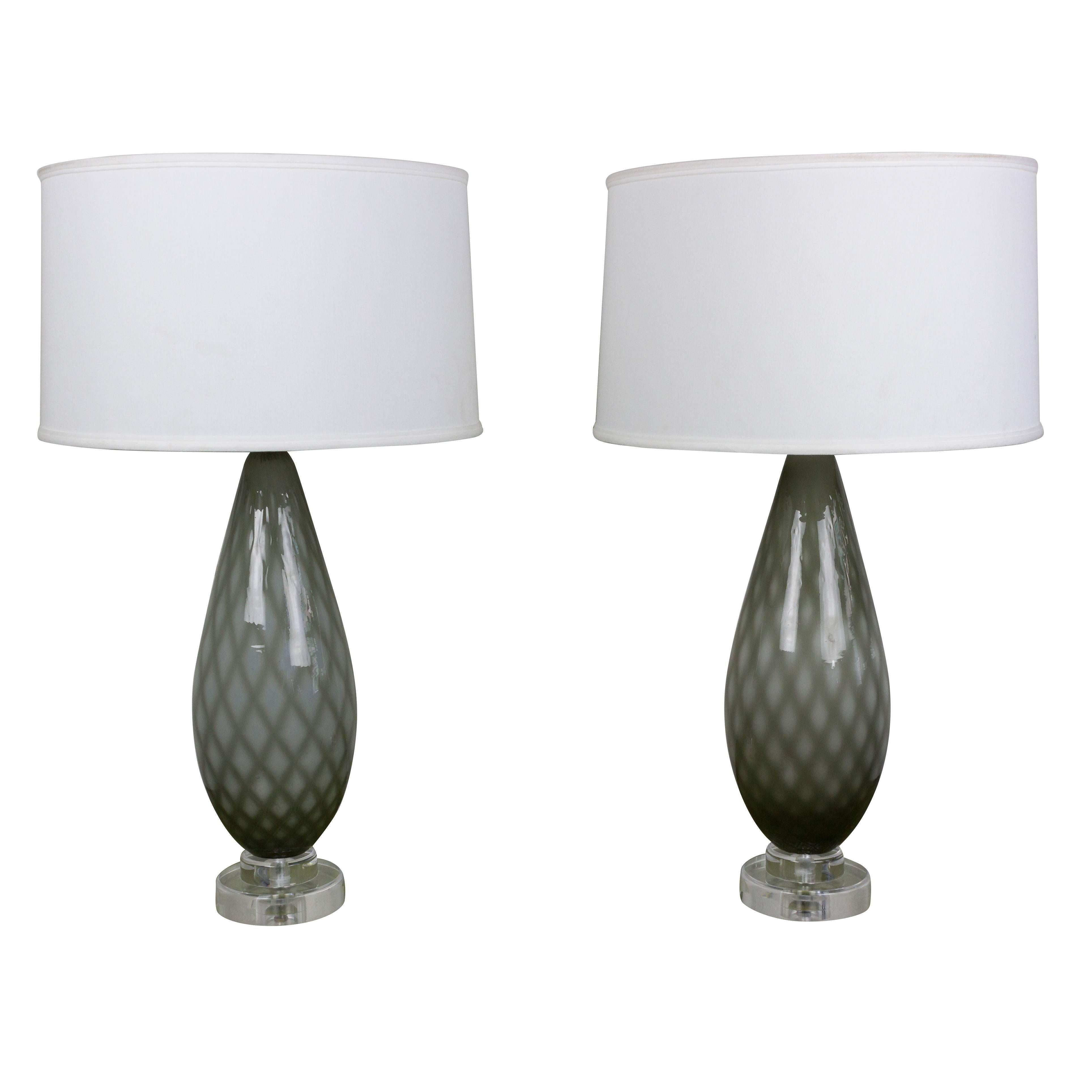 Paire de lampes de table Murano à motifs de diamants gris et blancs en vente
