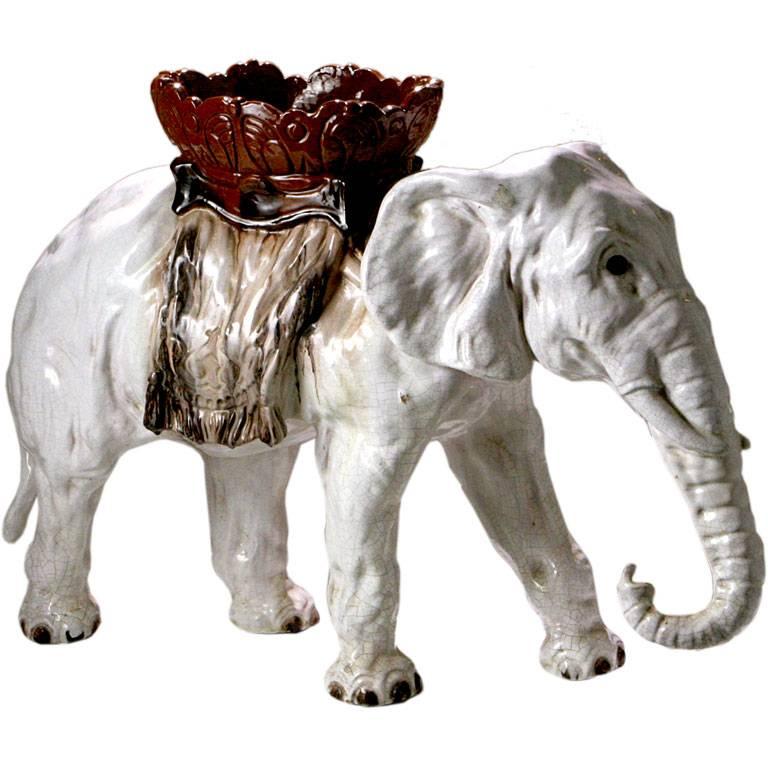 Éléphant en majolique française en vente