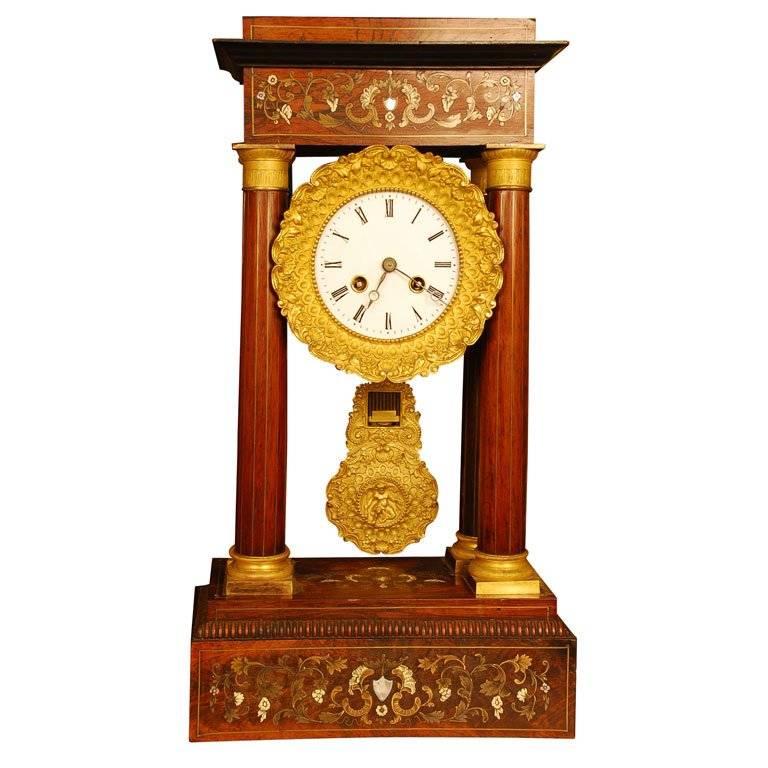 Portico-Uhr aus Tulpenholz, feiner Intarsienarbeit und Goldbronze-Frankreich, 19. Jahrhundert