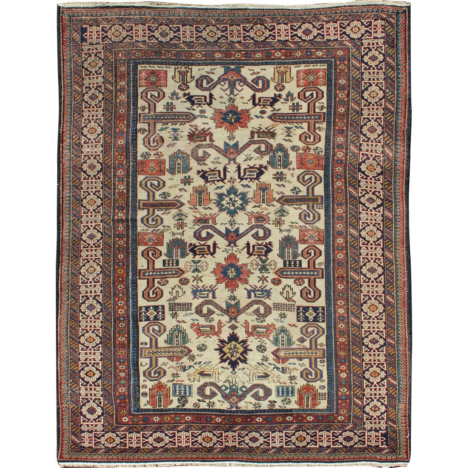 Antique tapis caucasien prépédois à fond ivoire de la fin du 19ème siècle