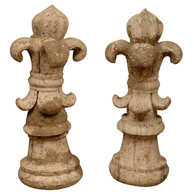 Paar französische Fleur-de-Lis-Finiale aus Stein aus dem 18. Jahrhundert im Angebot