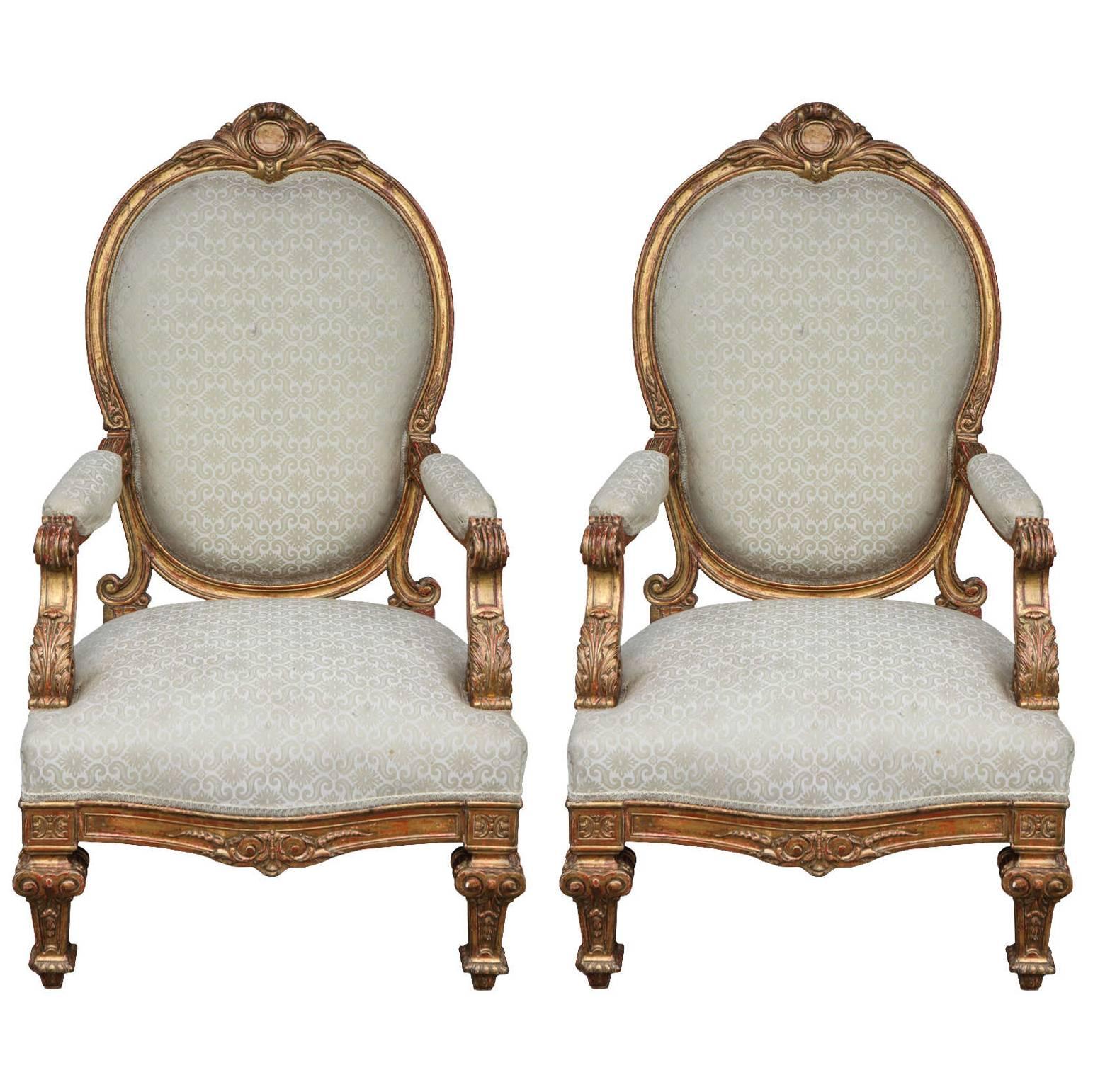 Paire de fauteuils surdimensionnés à dossier ballon en bois doré italien du XIXe siècle
