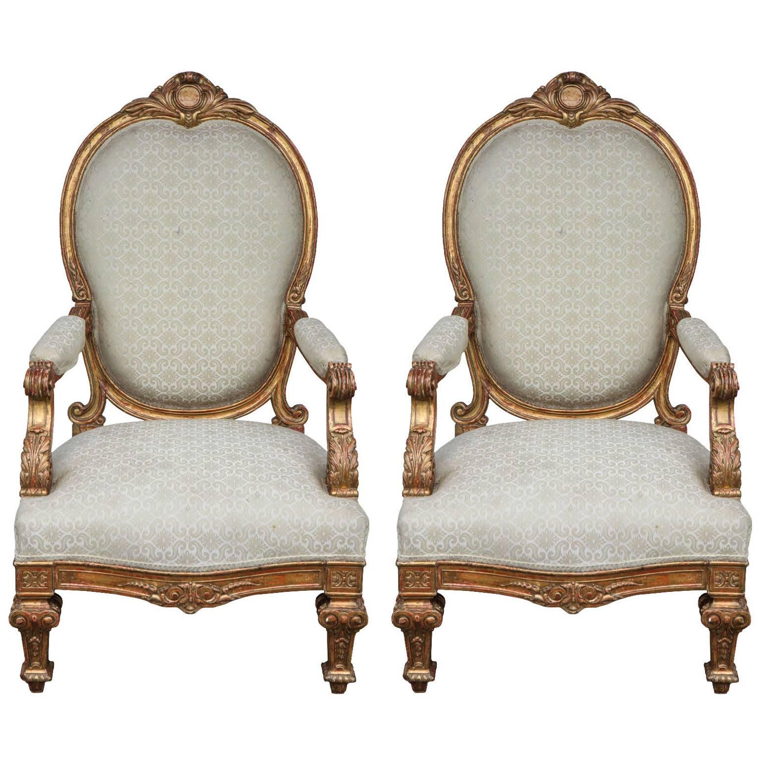 Coppia di poltrone oversize con schienale a palloncino in legno dorato del XIX secolo italiano