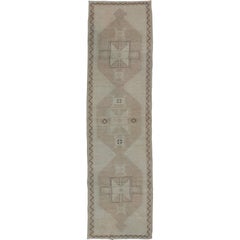Tapis de couloir vintage Oushak aux couleurs neutres, taupe, ivoire, brun clair et brun clair  Marron clair