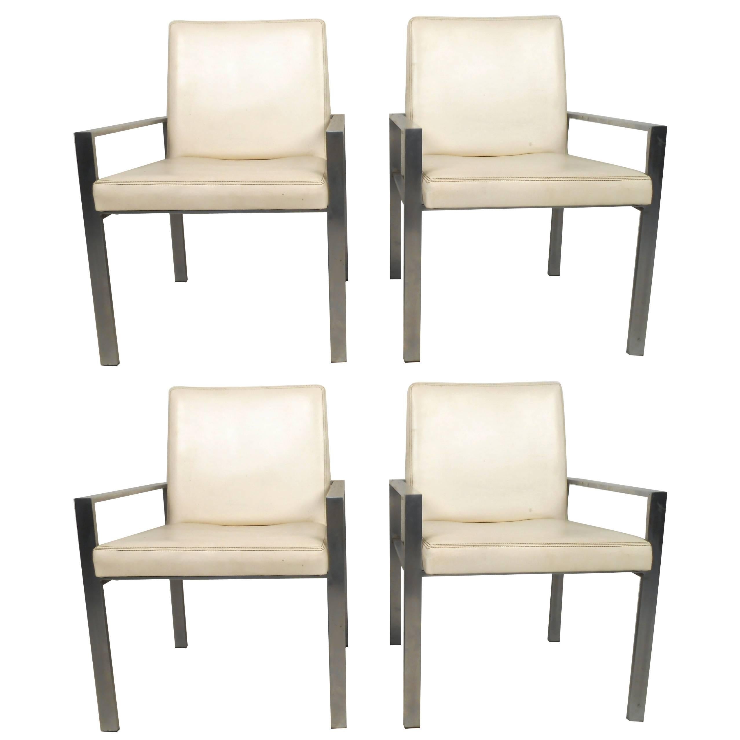 Este juego de cuatro sillas de comedor tiene una robusta estructura de aluminio, tapicería de cuero vintage y un diseño cómodo. Un conjunto único para cualquier mesa moderna de conferencia o comedor. Por favor, confirme la ubicación del artículo (NY