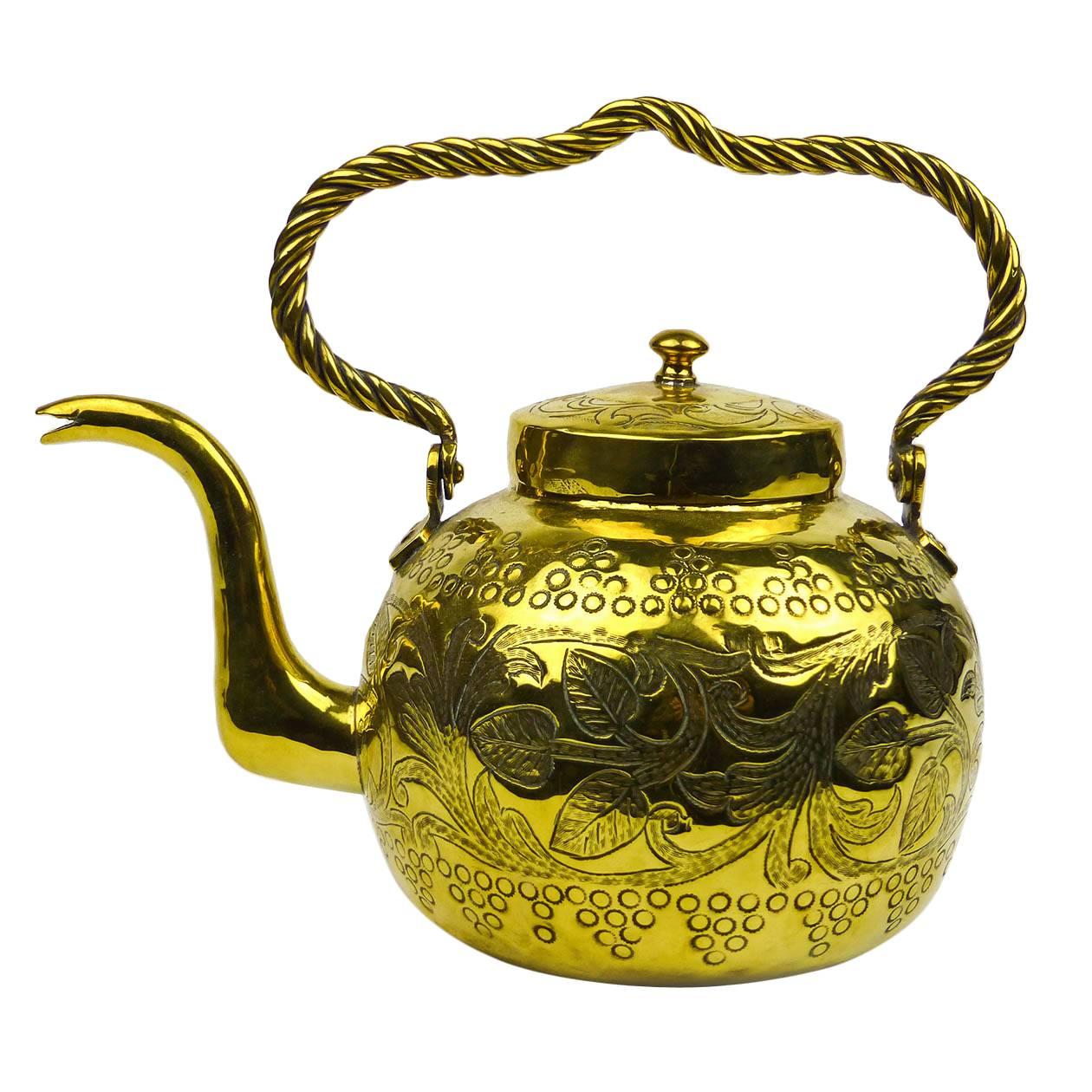 Arts and Crafts English Brass Tea Kettle, circa 1890 For Sale