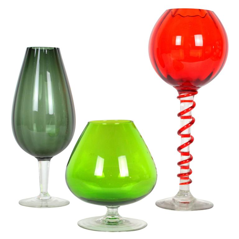 Pair of Vintage Green Giant Cocktail Glasses For Sale at 1stdibs