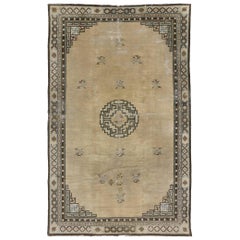 Tapis chinois pékinois ancien vieilli de style Art déco, milieu du XIXe siècle