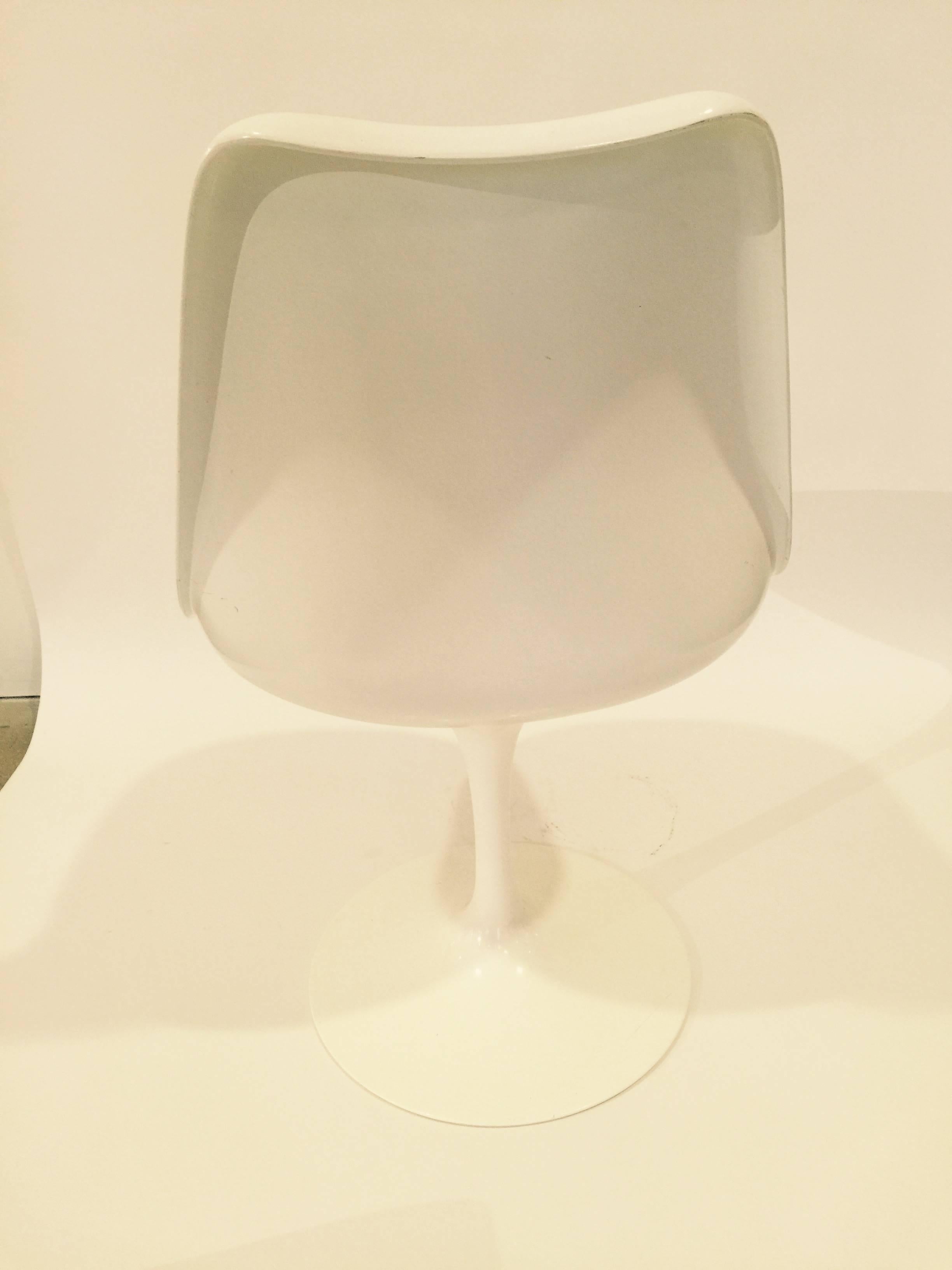 Contemporary Knoll Studio Saarinen White Tulip Dining Chairs