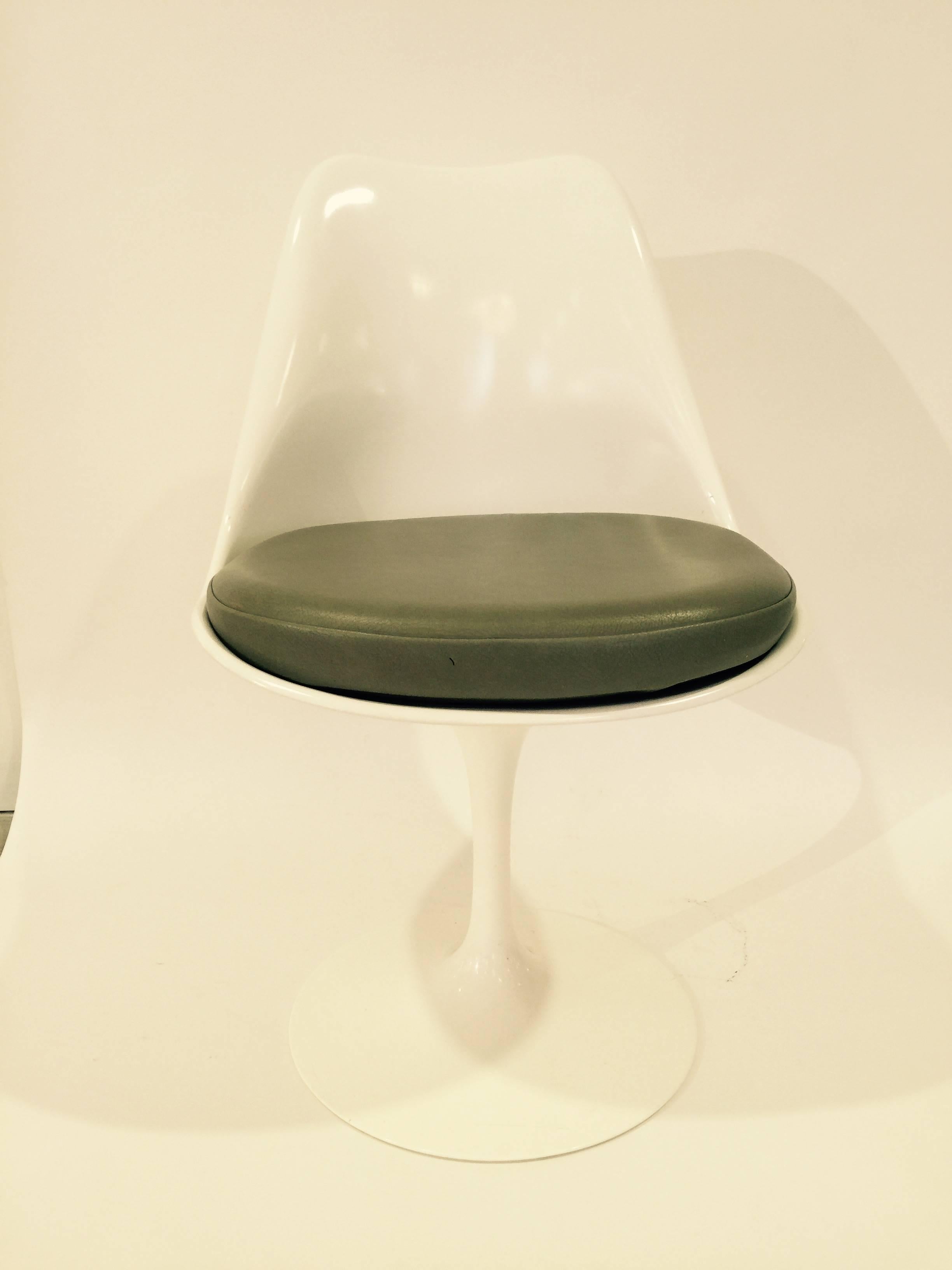 Mid-Century Modern Knoll Studio Saarinen White Tulip Dining Chairs