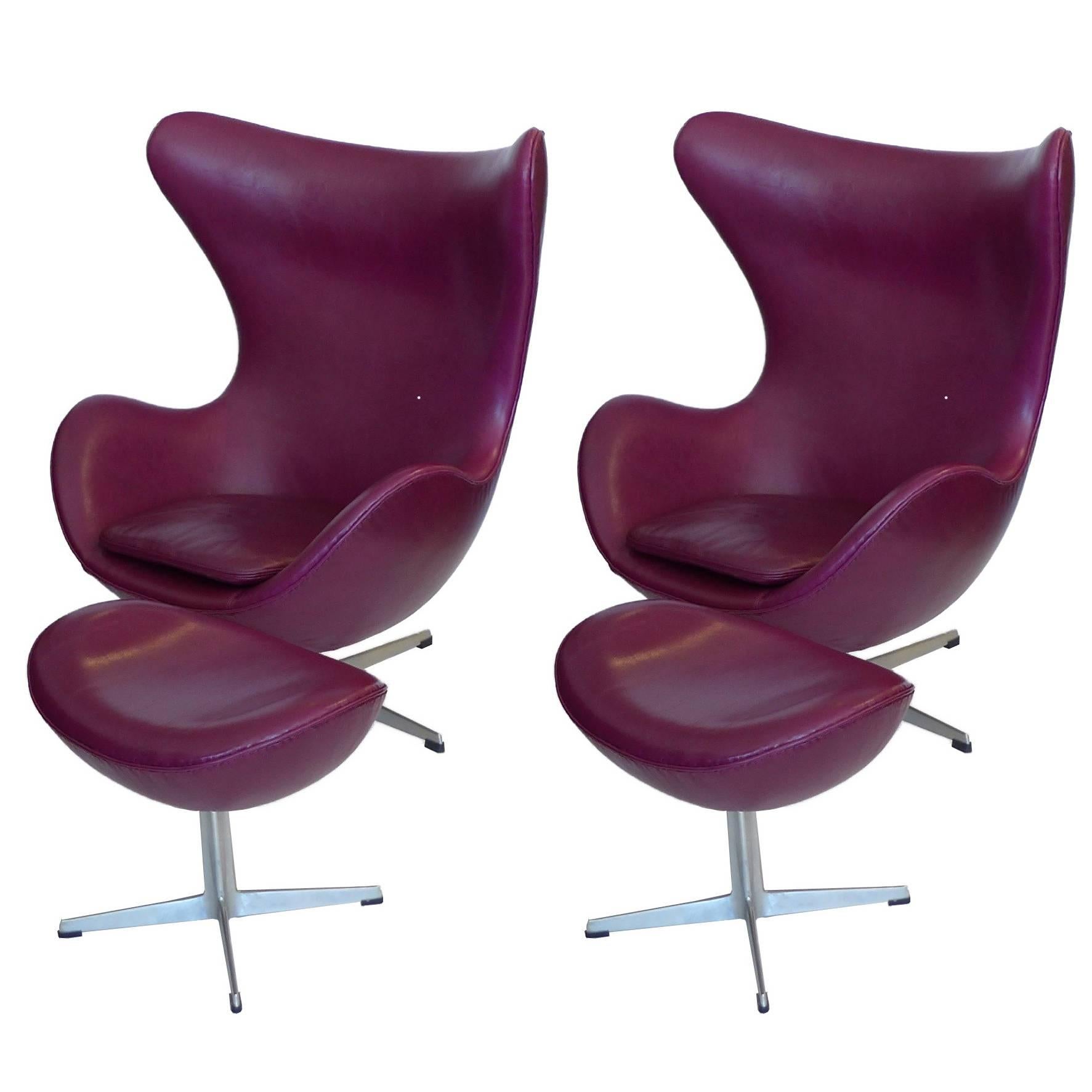 Pair of Original Egg Chairs with Ottomans by Arne Jacobsen in Mulberry Leather For Sale