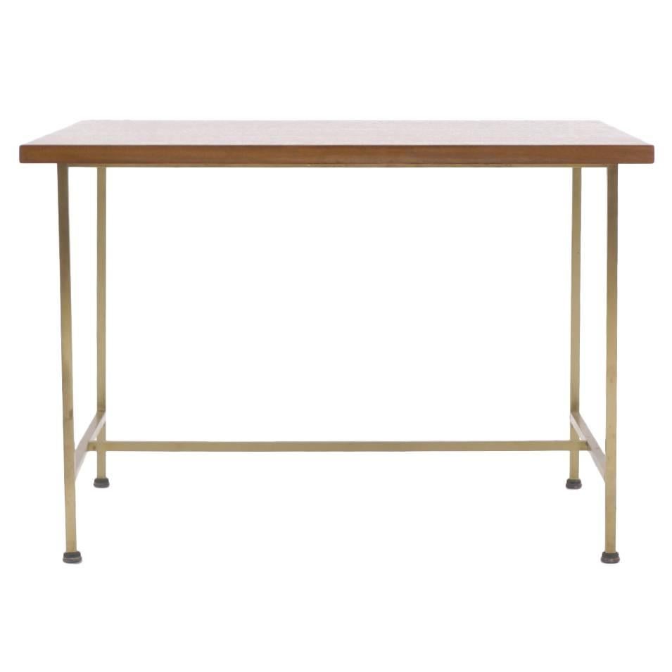 Table d'appoint Paul McCobb avec cadre en laiton et plateau en porte-à-faux en vente