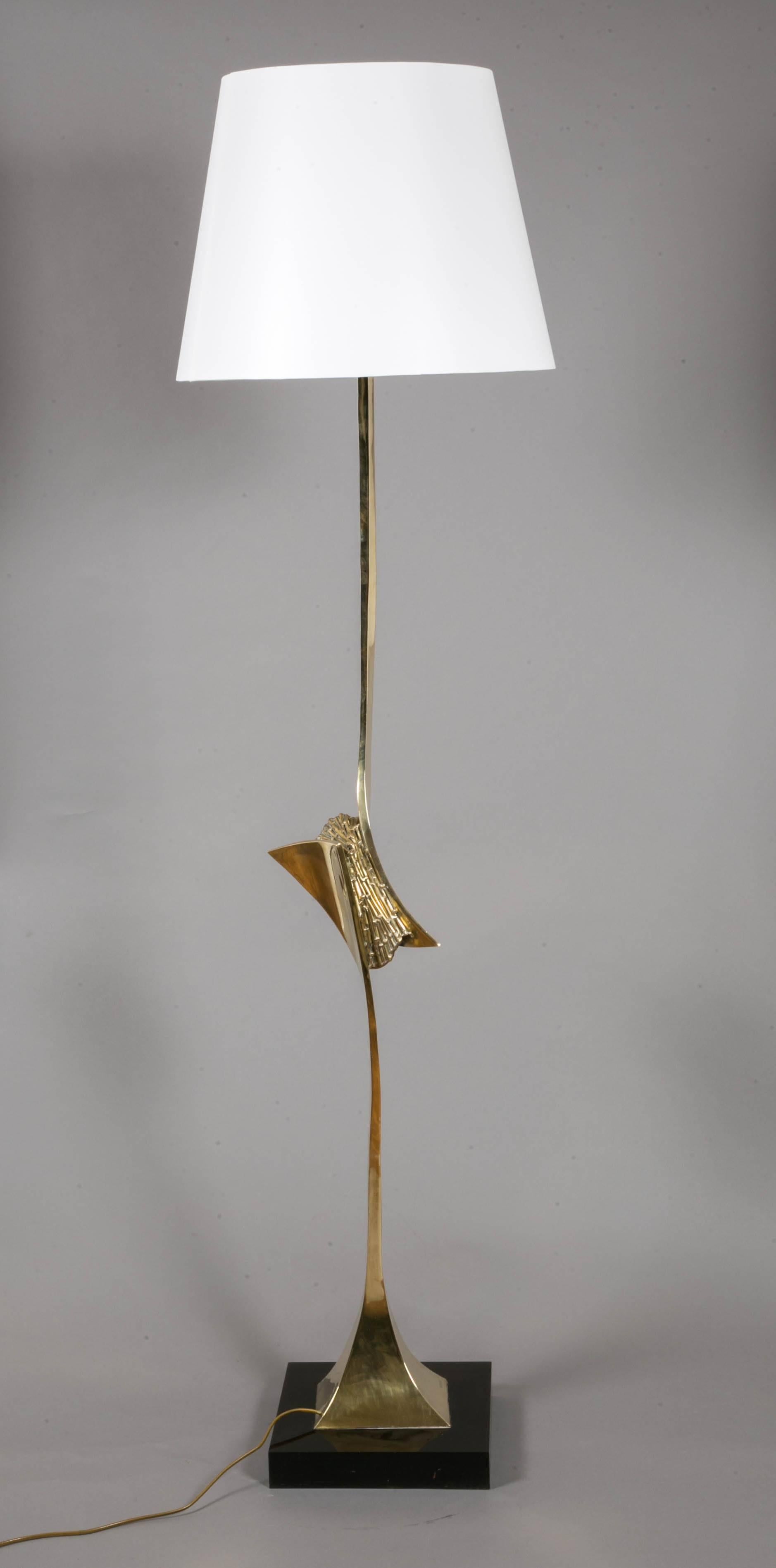 High gilt brass sculpted floor lamp, 1975, by Claude Santarelli said Santa, Paris, 1925-1979.
Central asymmetrical design. Square brown Lucite base.
Signed. Base width 30 cm-12 inches. 
White fabric shade, with a drawing by Erick Ifergan.

Claude