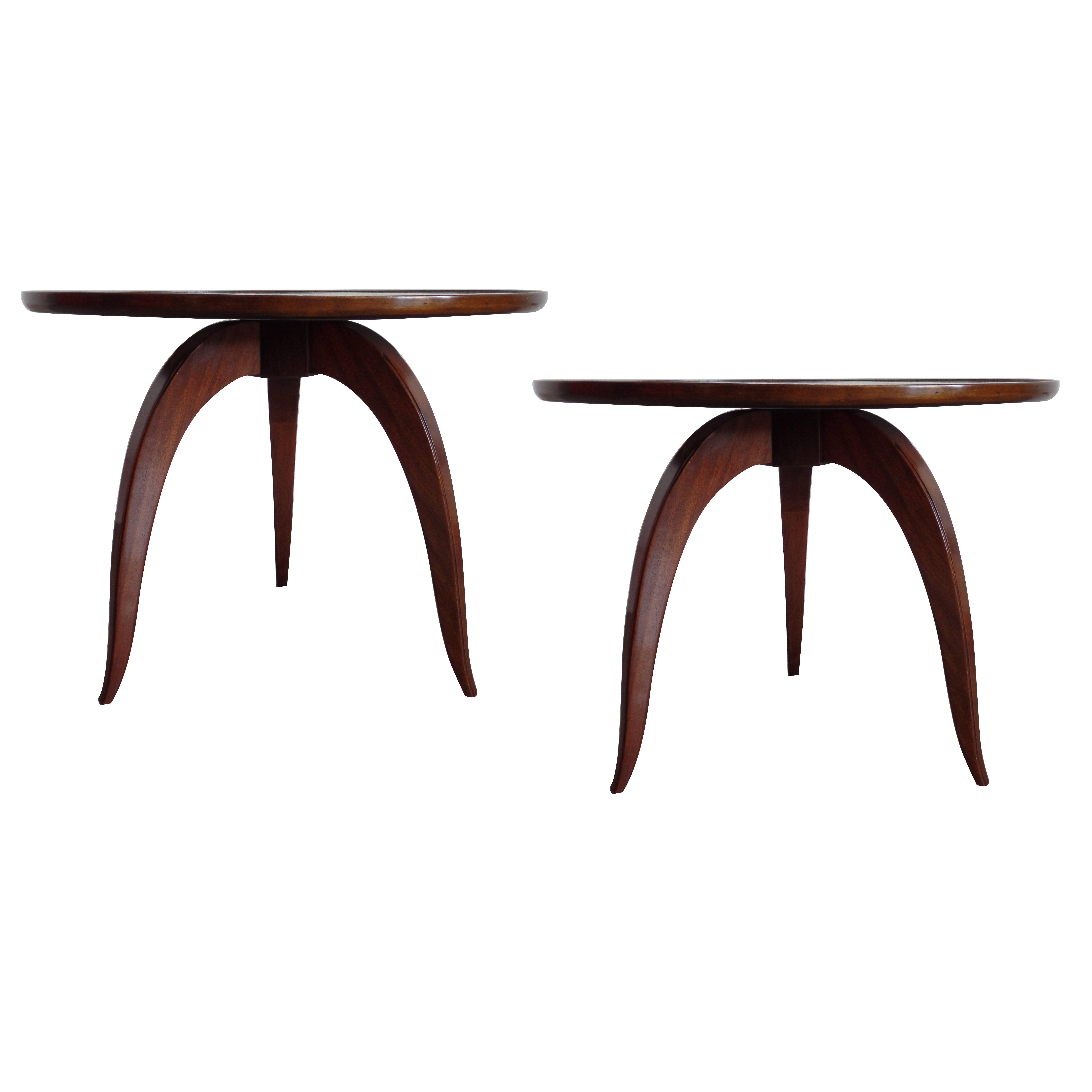Deux tables d'appoint/tables à queue d'aronde françaises dans le style de Jules Leleu en vente