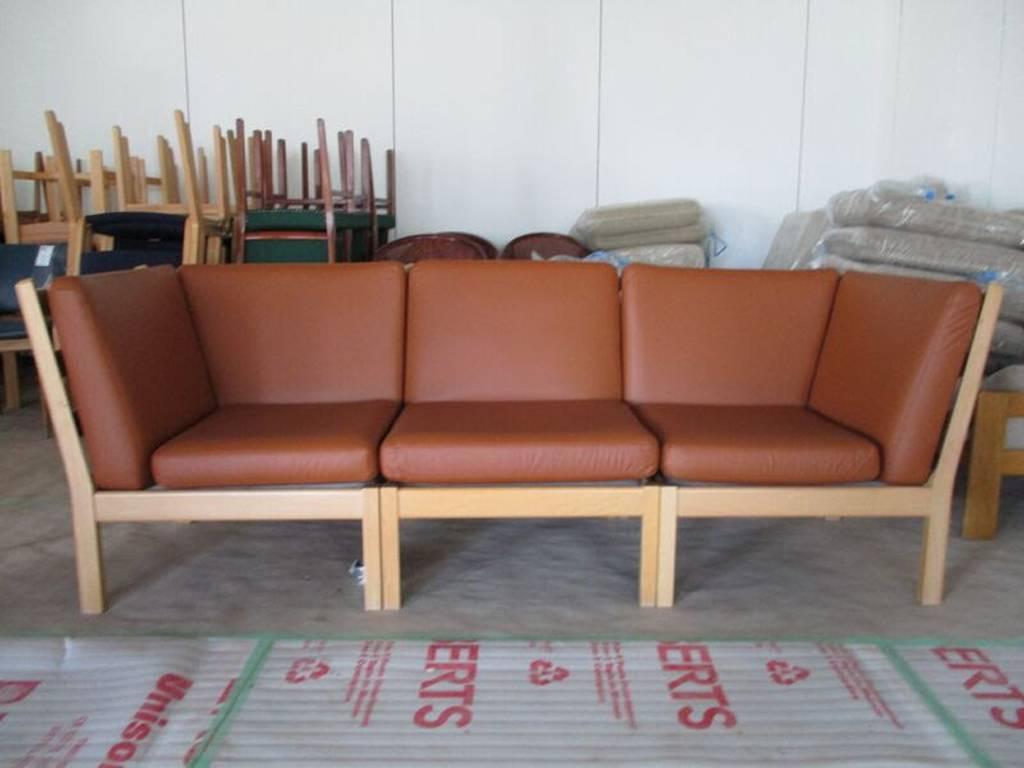 Hans J Wegner Model 280 Sectional Sofa in Beech and Cognac Leather In Excellent Condition For Sale In Ottawa, ON