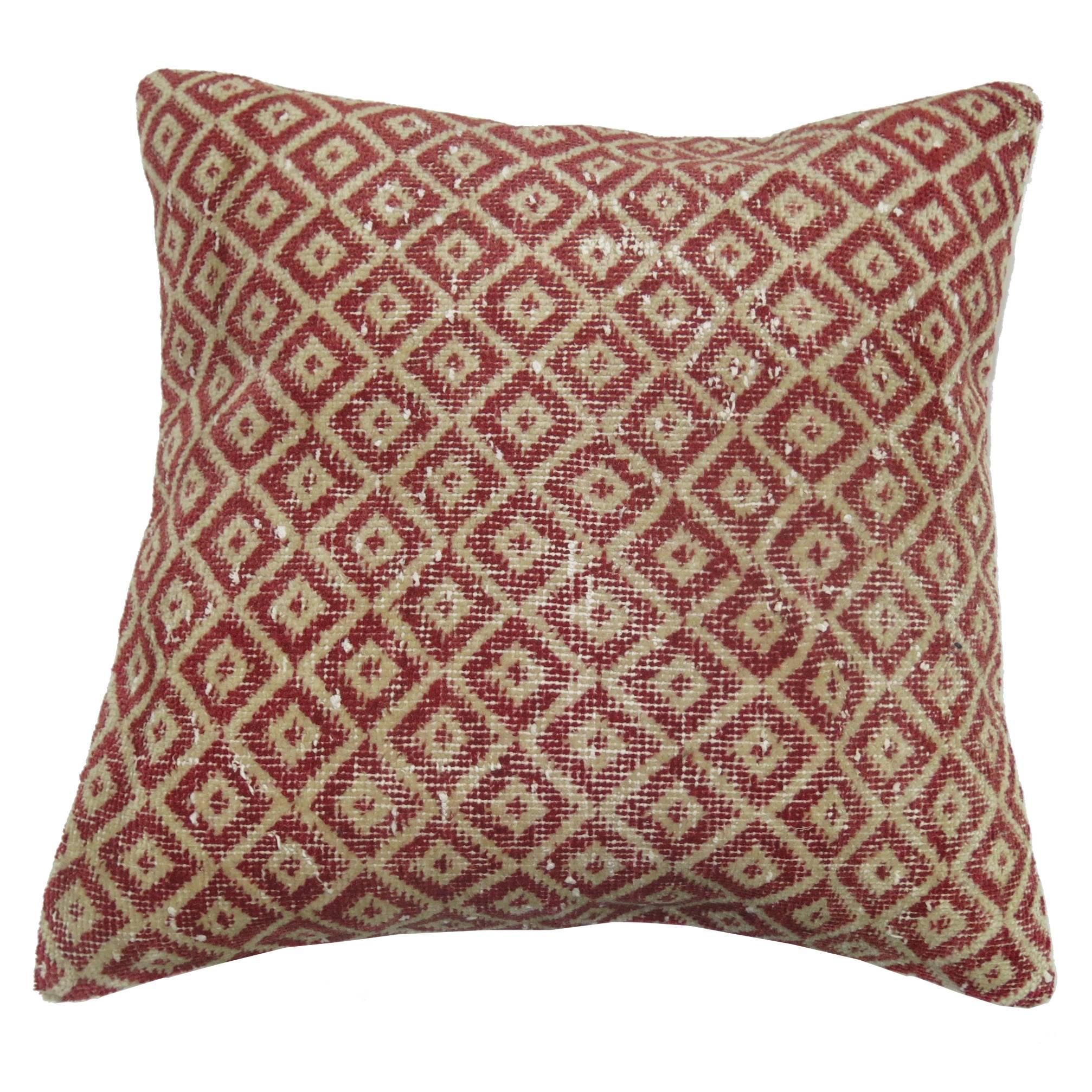 Cuscino turco rosso con fondo in lino rosa