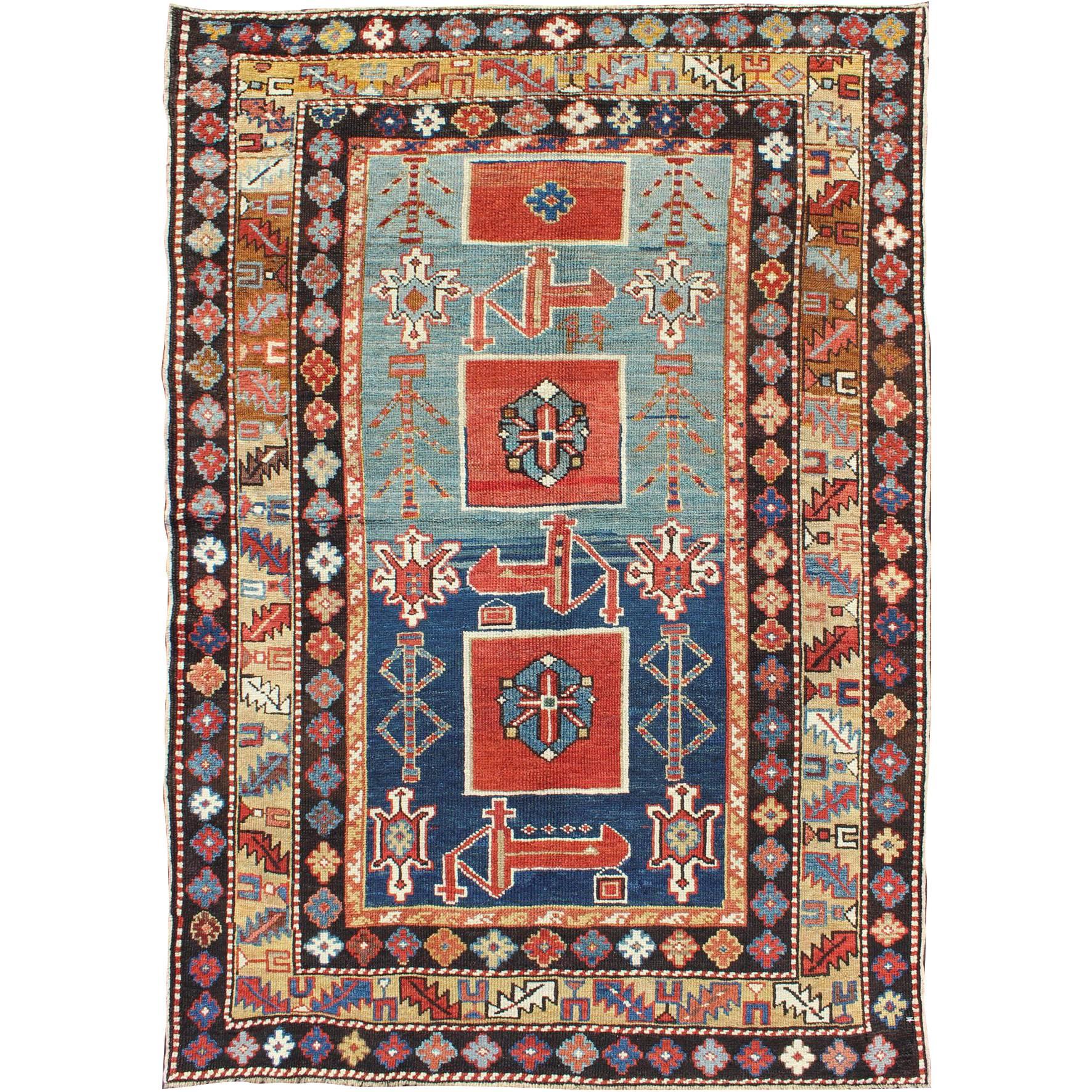 Antiker handgeknüpfter kaukasischer Qaraqashli-Teppich mit Stammesmedaillon-Design, antik im Angebot