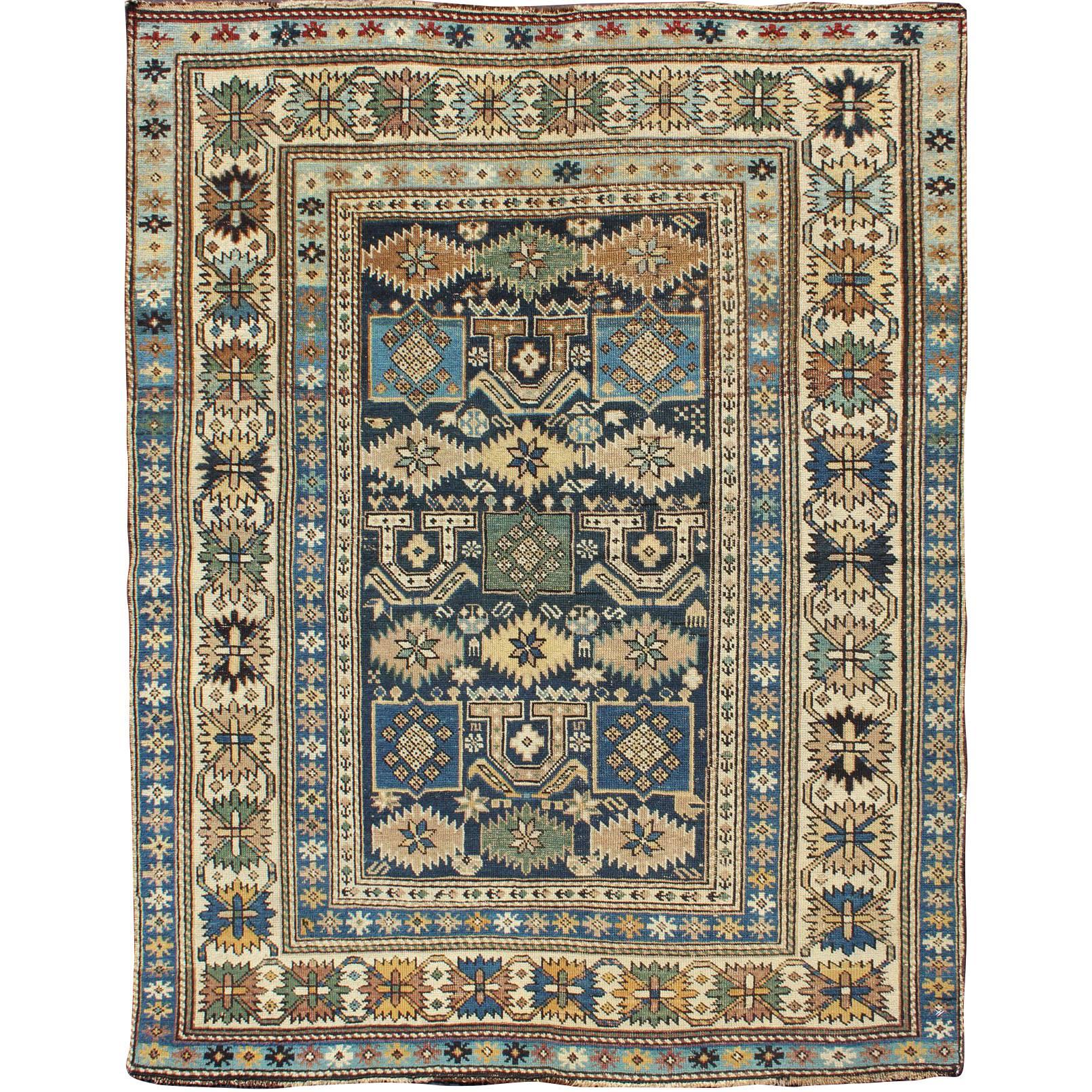 Tapis Shirvan caucasien ancien noué à la main en bleu avec motif tribal