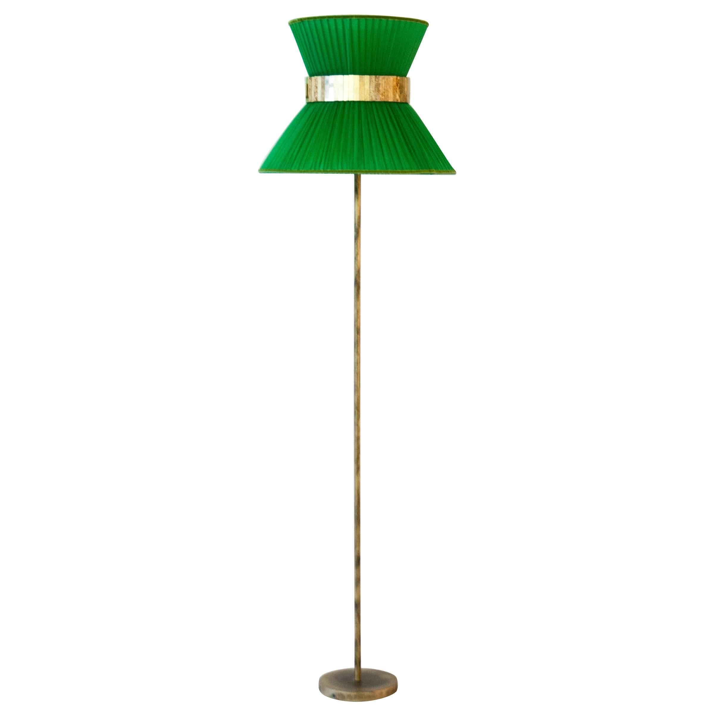  Zeitgenössische Stehlampe von Tiffany, 40 Smaragd, Seide, Messing, versilbert      im Angebot