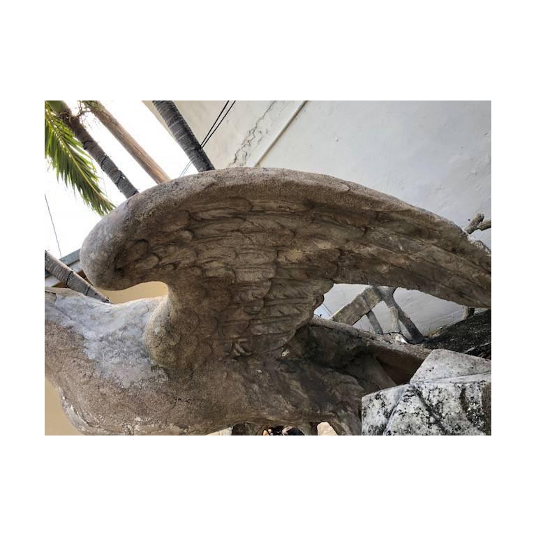 Ciment Très grand ornement de jardin d'aigle en ciment en vente