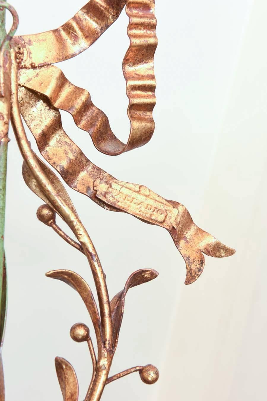Paire d'appliques italiennes en fer peint et doré à feuillage en vente 3