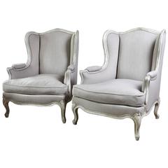 Paire de grands bergères ou fauteuils du 19e siècle peints en blanc à la française