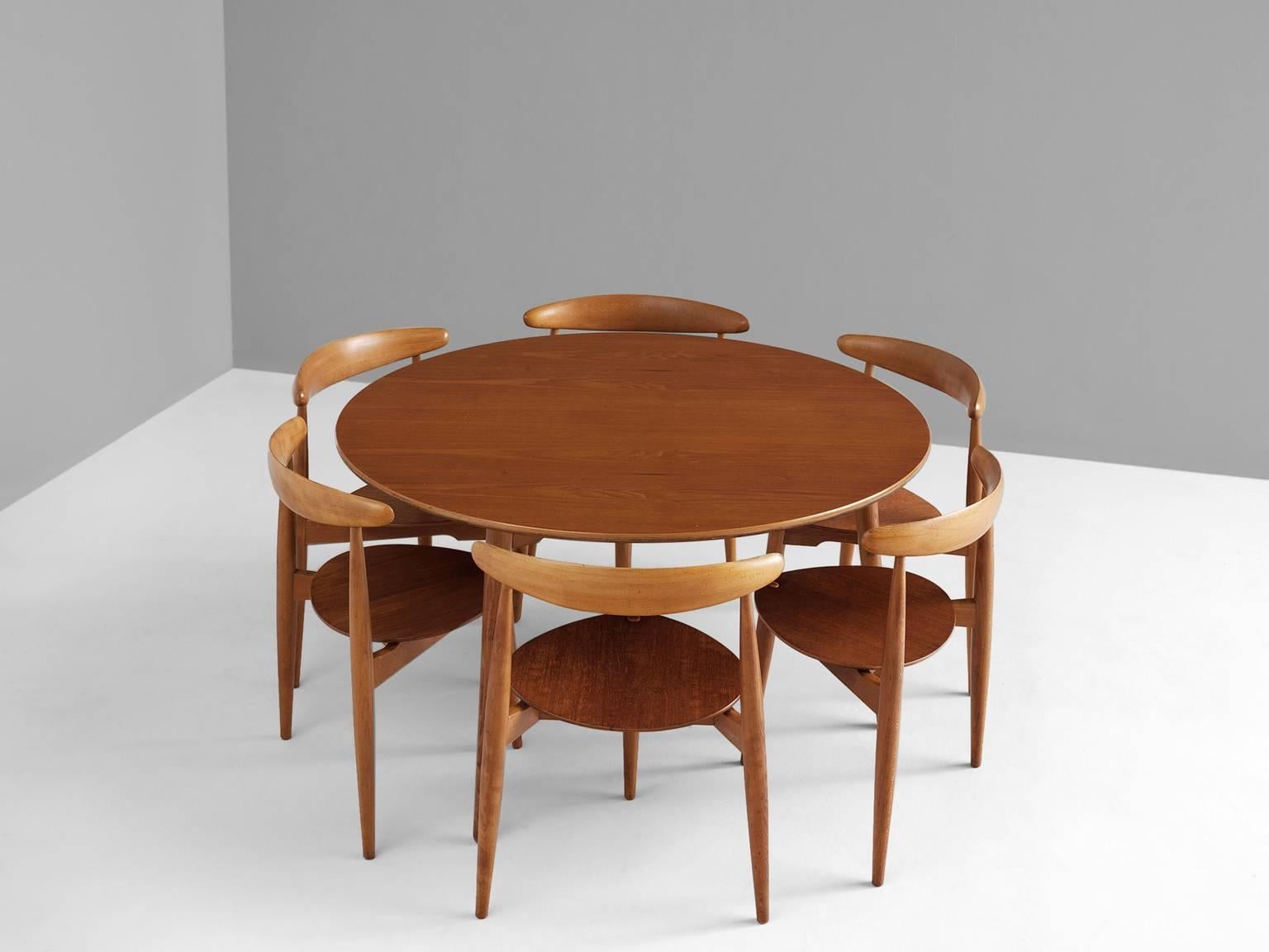 'Heart' set in beech and teak by Hans Wegner for Fritz Hansen, Denmark, 1950s.

Nowadays it is very rare to become this set as complete and in this condition, even in the combination of an oak frame accompanied by a teak veneer top.

Round table